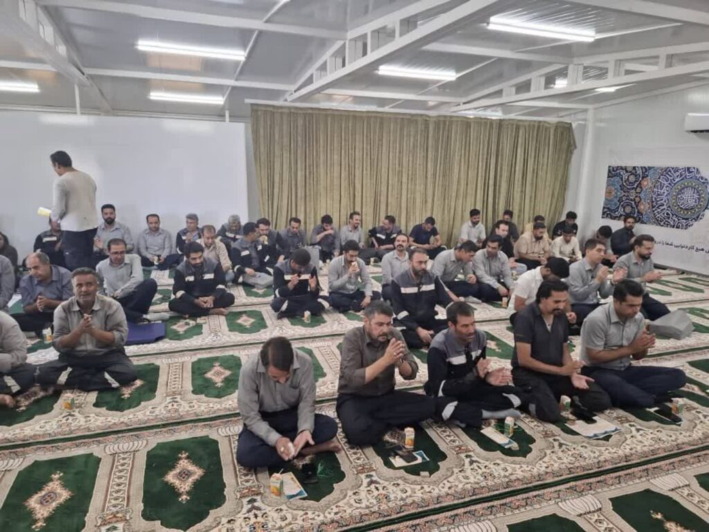 به مناسبت آغاز امامت حضرت ولی‌عصر (عج)، جشن باشکوهی با حضور کارکنان در نمازخانه شهدای گمنام فولاد مشیز بردسیر برگزار شد