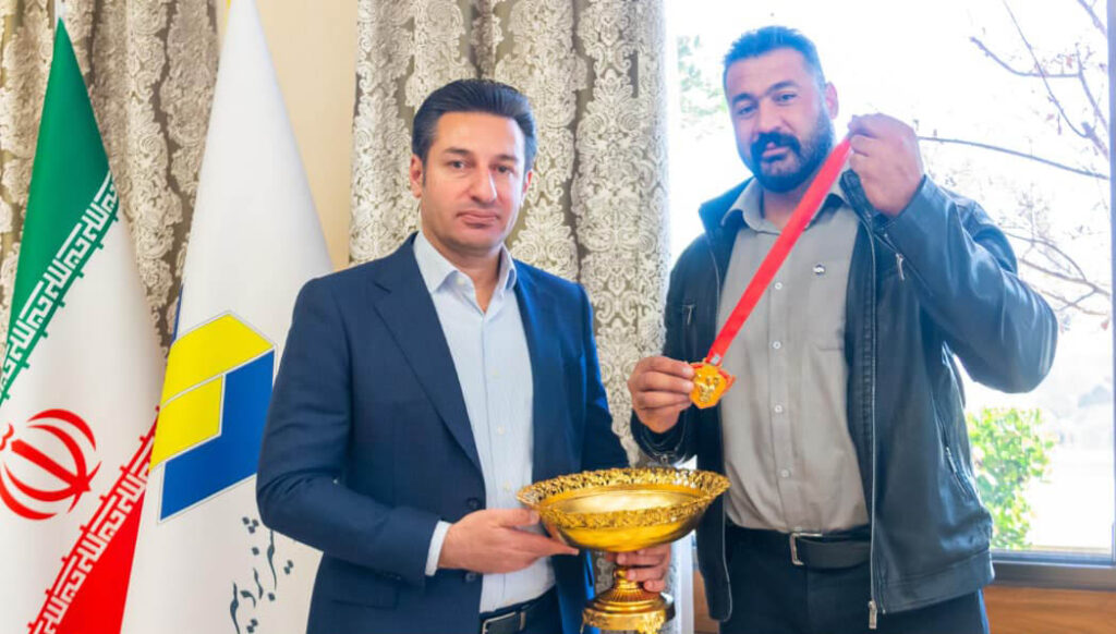 حمید سیستانی کاپ و مدال قهرمانی خود در مسابقات اخیر را به مدیرعامل و فولاد مشیز بردسیر به عنوان یادبود تقدیم کرد