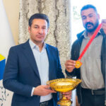 حمید سیستانی کاپ و مدال قهرمانی خود در مسابقات اخیر را به مدیرعامل و فولاد مشیز بردسیر به عنوان یادبود تقدیم کرد