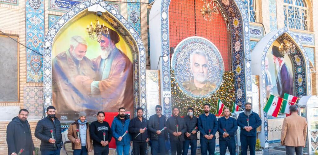 تجدید میثاق پرسنل فولاد مشیز با شهدا و برگزاری مراسم گل افشانی در گلزار شهدای کرمان